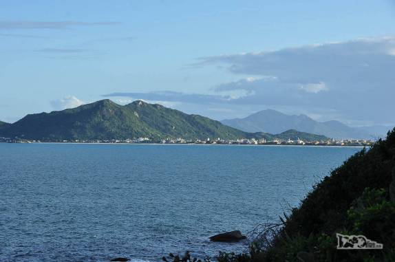 A praia de Mariscal vista do mirante da praia de Quatro Ilhas, em Bombinhas, litoral de Santa Catarina
